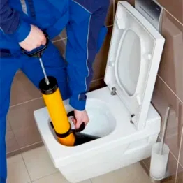 Устранение засора в унитазе